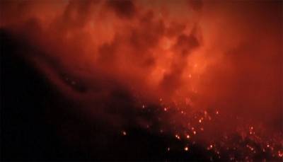 Вулкан Этна вновь активизировался: ночные кадры извержения поразили сеть