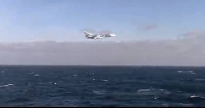 ВМС США опубликовали видео с пролетом российского Су-24 возле американского эсминца
