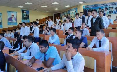 В Узбекистане сократят учебный год в вузах. При этом студенты, которые не сдадут предметы, будут учиться дополнительный платный семестр во время каникул