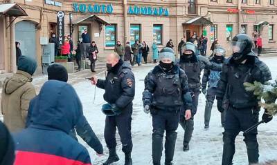 В Петербурге задержали участника протестной акции, на которого полицейский направил пистолет