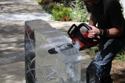 Парк Монрепо украсили ледяными скульптурами