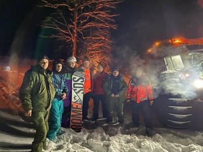 Катались на сноубордах и заблудились: в Карпатах пришлось спасать 5 туристов – фото