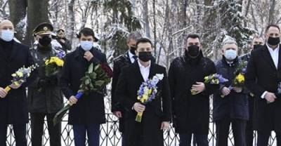 Зеленскому посоветовали не возлагать цветы к Могиле Неизвестного Солдата в Киеве