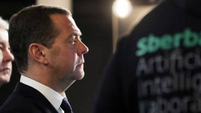 Медведев назвал Навального авантюристом и циником от политики