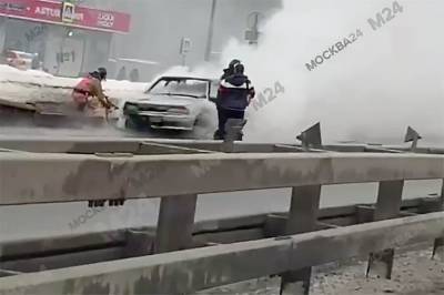 Движение на Ярославском шоссе затруднено из-за сгоревшего автомобиля