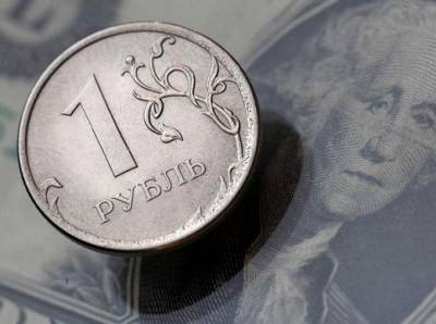 Курс российской валюты падает ниже 76