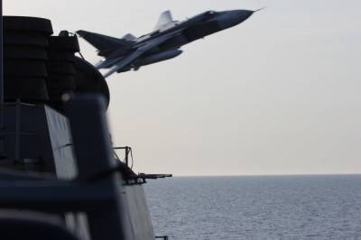 Российский Су-24 пролетел на малой высоте рядом с эсминцем США в Черном море