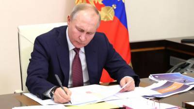 Указ о единовременных выплатах за работу с COVID-19 подписал Путин