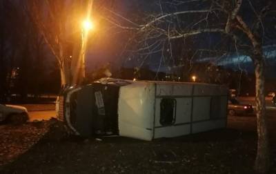 Инфаркт у водителя: в Донецкой области перевернулся автобус с людьми