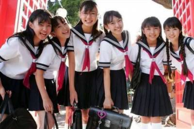 Носить короткие юбки и красить волосы: самые странные требования японских школ (4 фото)