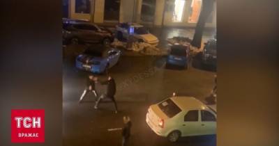Подрались посреди дороги: в Одессе произошла массовая потасовка парней (видео)