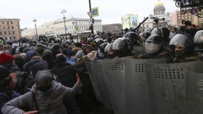 В Петербурге задержали участника митинга, которому полицейский угрожал пистолетом
