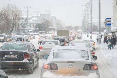 Мэрия Екатеринбурга попросила горожан отказаться от машин перед снегопадами