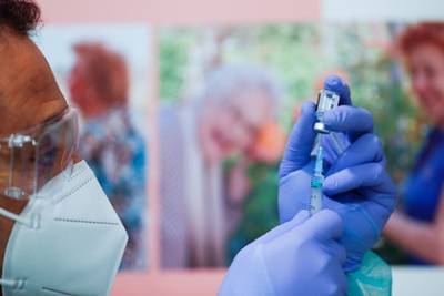 Все жители дома престарелых в Испании заразились коронавирусом после вакцинации