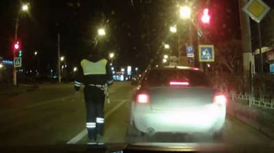 Полицейский на ходу запрыгнул в авто и остановил пьяного водителя - видео