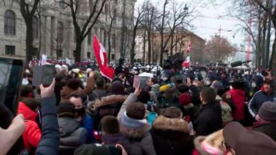 Новости на "России 24". Ограничения не пройдут: толпы возмущенных европейцев выходят на улицы