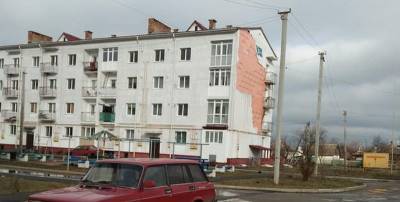 В Синельниково Днепропетровской области обрушилась обшивка дома для железнодорожников - фото - ТЕЛЕГРАФ