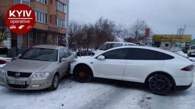 В Киеве Tesla без водителя спровоцировал ДТП с еще двумя машинами: фото