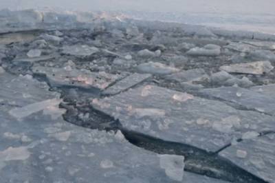 В Черкасской области пенсионерка с сыном провалились под лед: их спас рыбачивший рядом коммунальщик