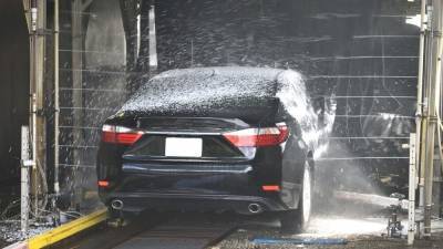 Автоэксперт напомнил водителям о правилах мытья машин в морозы