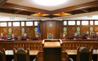 В НАПК уличили трех судей КСУ в конфликте интересов