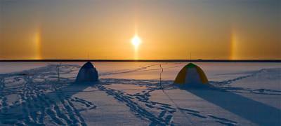 Двух рыбаков нашли мёртвыми в палатке на льду Ладоги