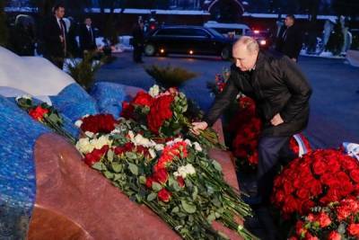 Владимир Путин почтил память Бориса Ельцина