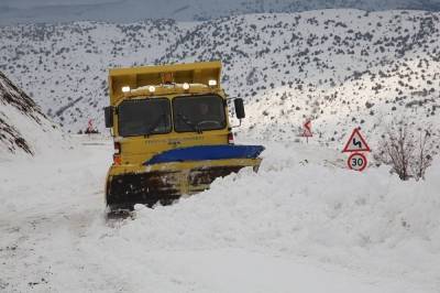 На Турцию обрушился мощный снегопад: в ловушке оказались 300 городов и сел – фото, видео