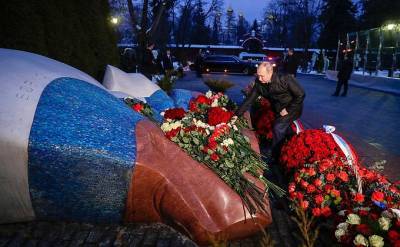 Владимир Путин возложил цветы к могиле первого Президента России Бориса Ельцина