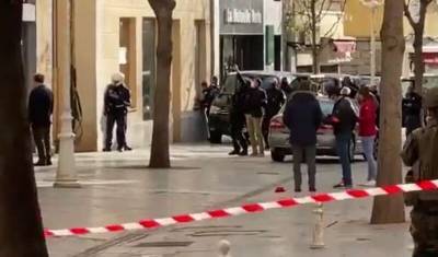 Полицейские оцепили центр французского Тулона после обезглавливания еще одного жителя