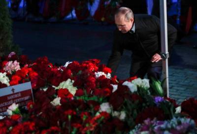 «Жаль, что он ушел»: Владимир Путин возложил цветы к могиле Василия Ланового