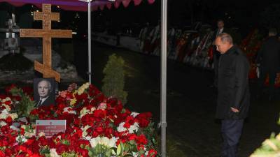 Путин возложил цветы на могилу Ланового