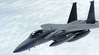Военный эксперт сравнил американский истребитель F-15E с игрушкой из песочницы