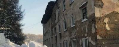 В Новокузнецке снегопад повредил крыши двух жилых домов