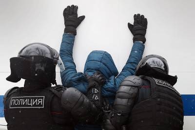 В Москве арестовали бросившего файер в полицейских участника незаконной акции