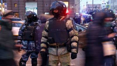 Суд Москвы арестовал дебошира, бросившего файер в силовиков на незаконной акции
