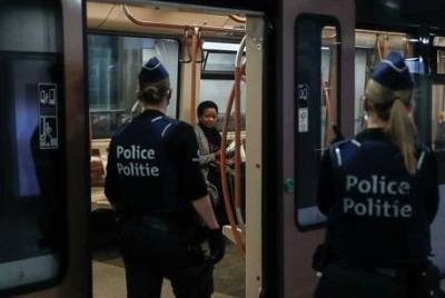В брюссельском метро мужчина с ножом начал нападать на пассажиров