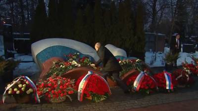 «Он никогда не боялся брать на себя ответственность»: Путин возложил цветы к могиле Ельцина