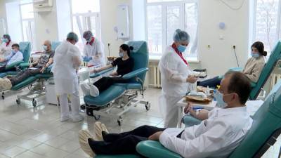 В России COVID-19 будут лечить плазмой вакцинированных