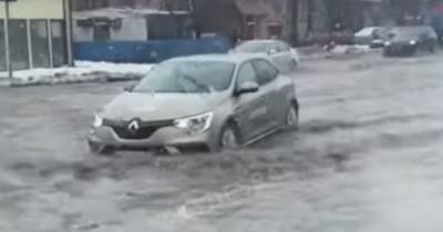 После сильного снегопада Одессу начала затапливать талая вода
