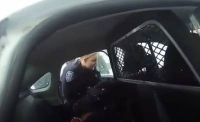 Закованной в наручники девочке американский полицейский прыснул в лицо перцовым баллончиком