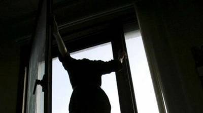 Молодая девушка выбросилась из окна после ссоры с парнем