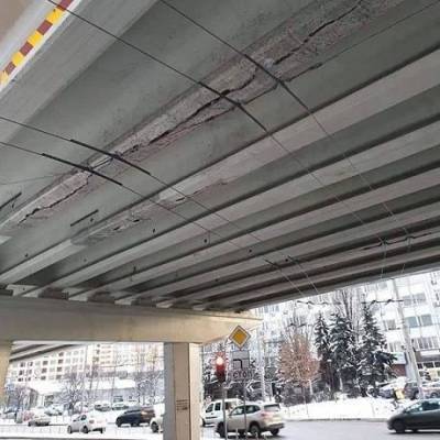 В Киеве на мосту были обнаружены сильные трещины (ФОТО)