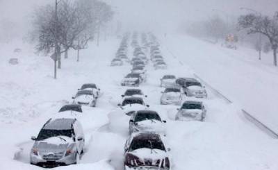 Украина в снежном капкане: из сугробов вытаскивают десятки автомобилей