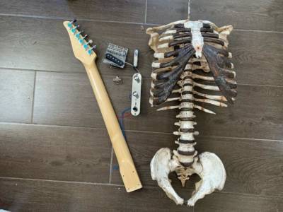 Мужчина сделал корпус для гитары из человеческого скелета — фото, видео