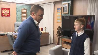 Новости на "России 24". Губернатор Дюмин наградил 13-летнего школьника за спасение человека