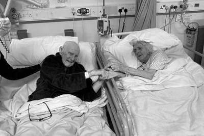 Муж и жена 70 лет прожили в браке и умерли от коронавируса с разницей в три дня