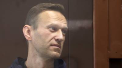 В Петербурге наряд МЧС ликвидировал надпись "Навальный" на льду Фонтанки