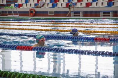 120 человек вступили в борьбу за медали первенства Южно-Сахалинска по плаванию
