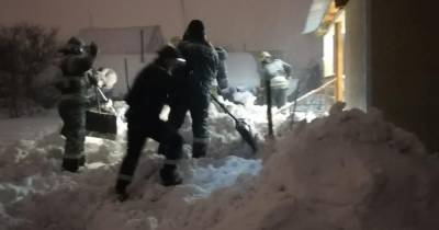 Жительница Кузбасса 10 часов провела под снегом из-за лавины с крыши